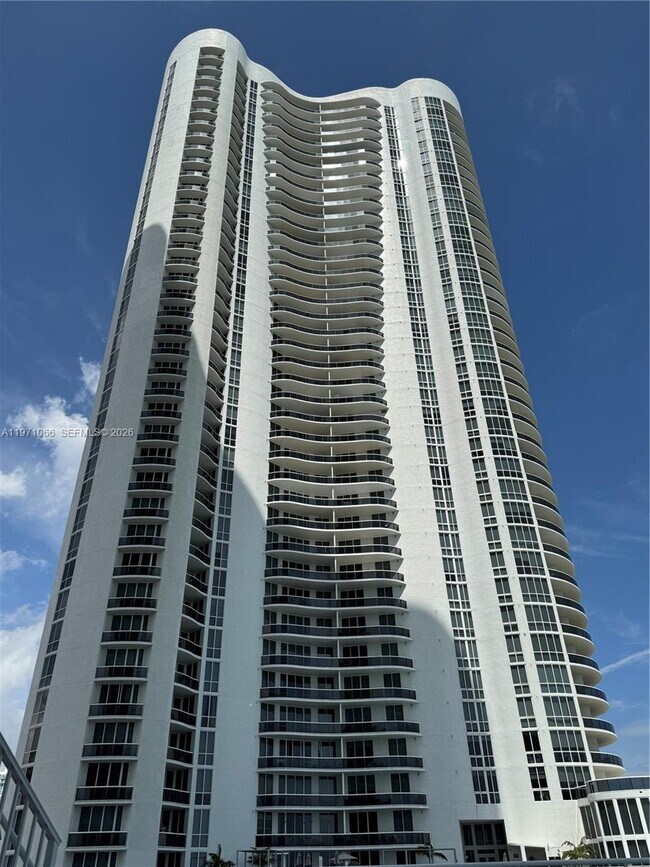 Building Photo - 15901 Collins Ave