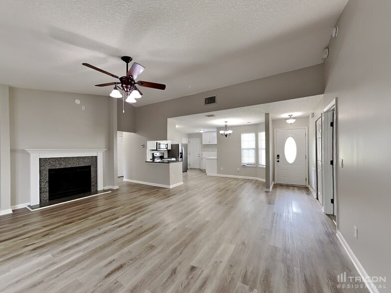 Building Photo - 13131 Leatherleaf Dr S