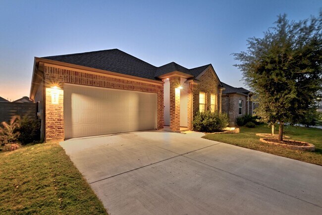 Building Photo - 3/BR 2/BA Home with Modern Touches and Coz...