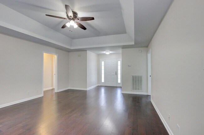 Building Photo - 3 bed 2 bath w sweet basement.  Go
