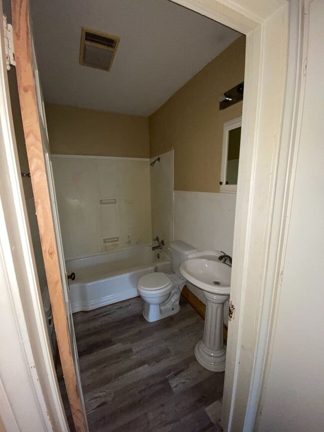Building Photo - Single Family House