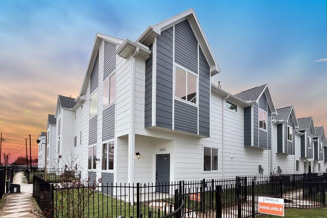 Building Photo - 1570 W Tidwell Rd