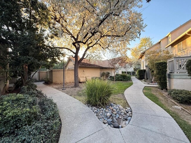 Building Photo - Updated 2 Bedroom, 2 Bath Condo in Gated Summershore Community – San Jose!