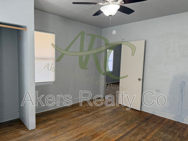 Building Photo - 523 E Adams Ave