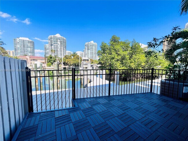 Building Photo - 253 Poinciana Island Dr