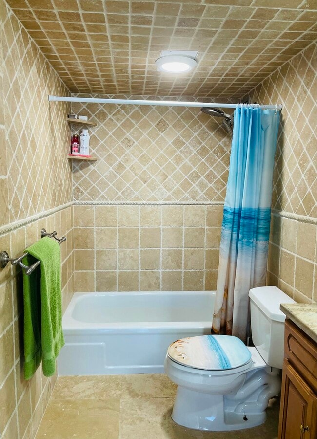 Building Photo - 1237 Hillsboro Mile