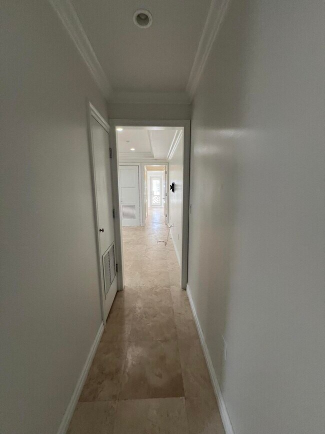 Building Photo - 252 Oleander Ave