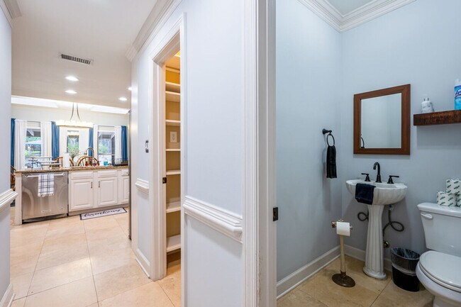 Building Photo - 29 Dean Rd SE