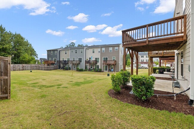 Building Photo - **End Unit 3/3 Townhome in Great Location**