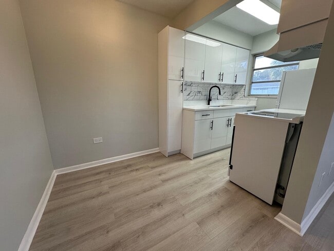 Building Photo - 932 S B St