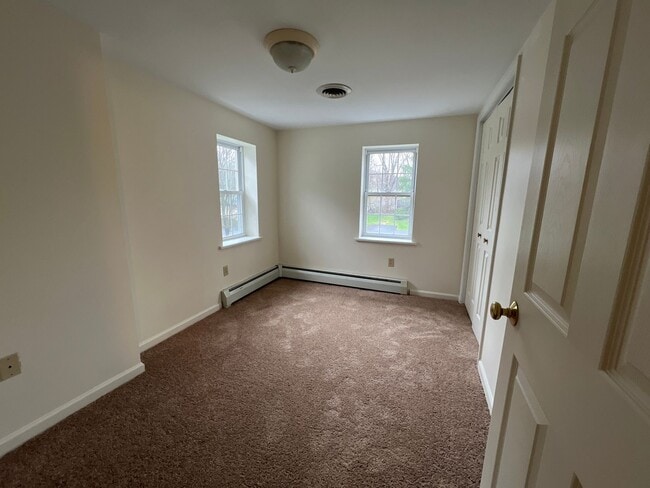 Building Photo - Gorgeous 3 bed, 2 bath home | Lawn Care Included