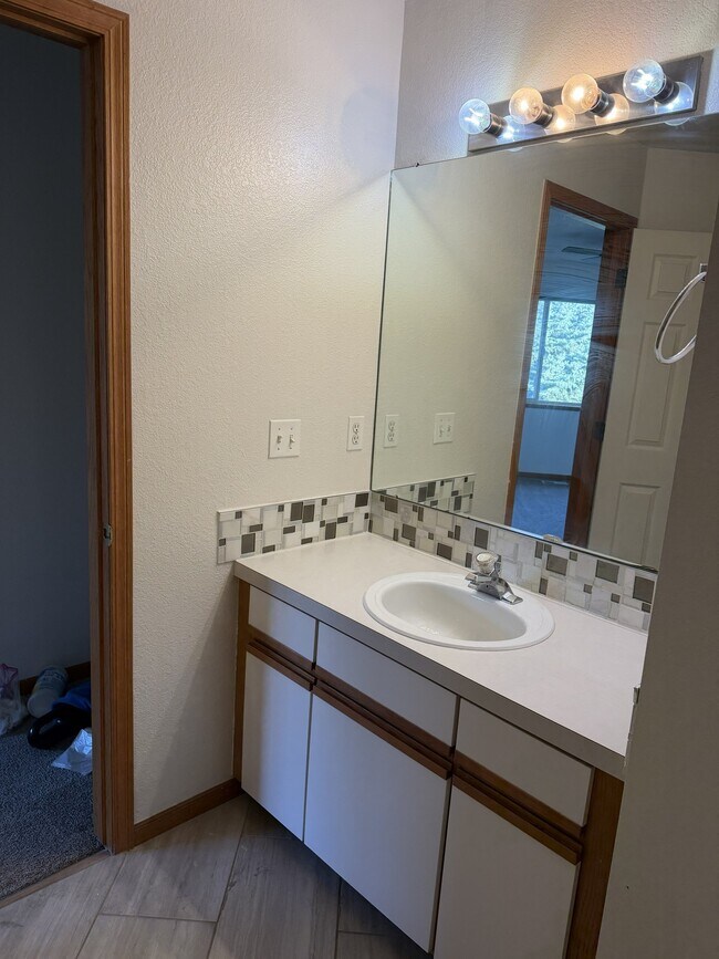 Building Photo - 1637 Westbridge Dr