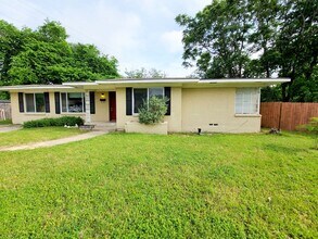 Building Photo - Great 3/2 Single Family Home in Casa Linda
