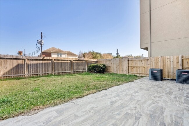 Building Photo - 10218 Spring Shadows Park Cir
