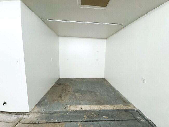 Building Photo - "Centrally located 3 bedroom, 2 bathroom H...