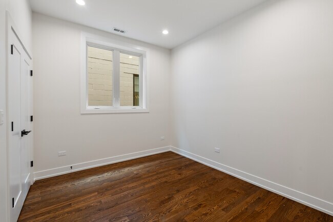 Building Photo - 416 E 50th Pl