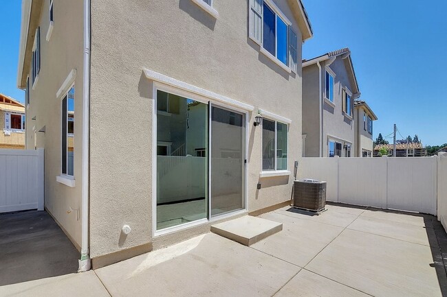 Building Photo - Spacious 4-Bedroom Home with Private Yard ...