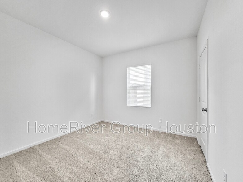 Building Photo - 28410 Selsdon Ct