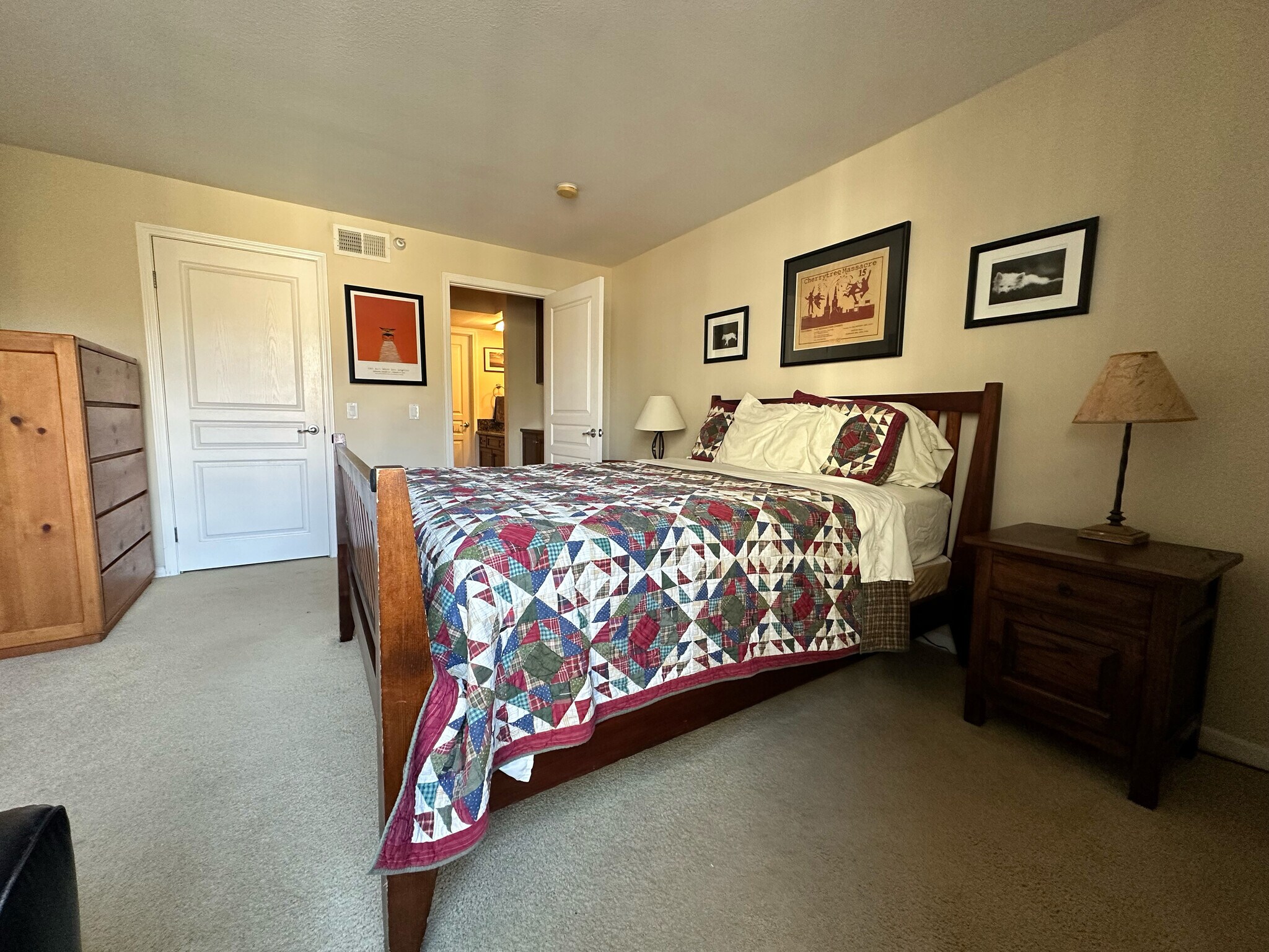Main Bedroom - 7320 Hawthorn Ave