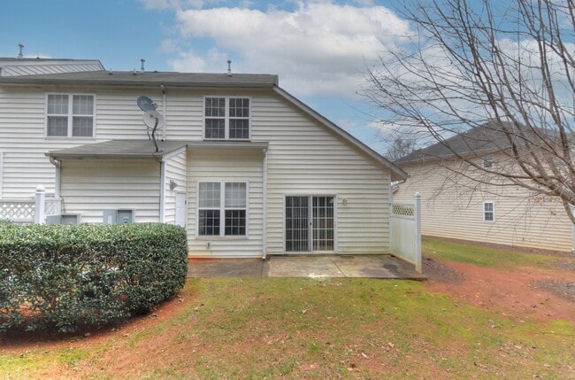 Building Photo - End-Unit 3br/2.5bth Townhome in Villages o...