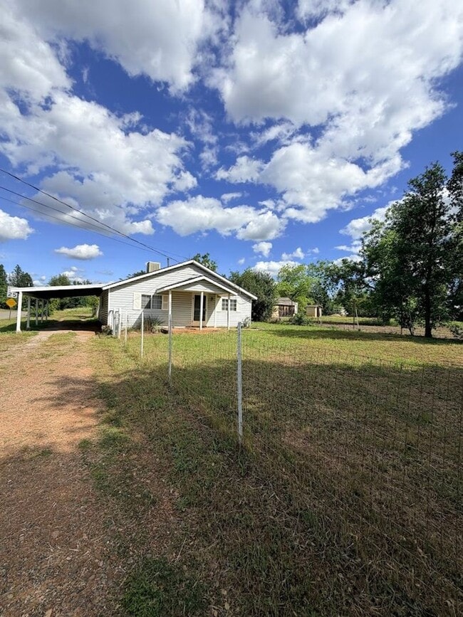 Building Photo - Well maintained home in convenient location w/seasonal landscaping incl.