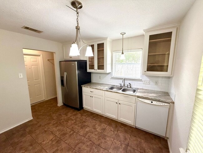 Building Photo - Available Now! Charming Single-Story Home in Waco with Modern Finishes & Spacious Yard