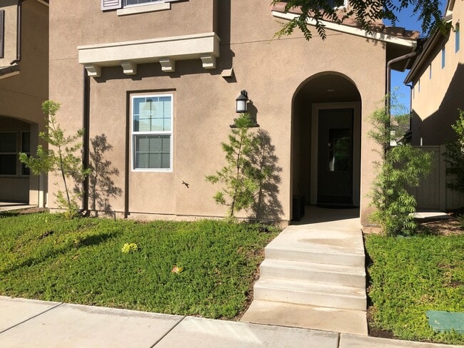 Building Photo - Beautiful 4 Bed 3 Bath Home In Harmony Gro...