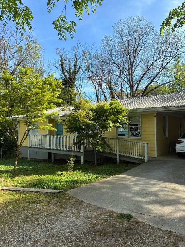 Building Photo - 3 bedroom 2 bathroom near St. Mary's Hospital