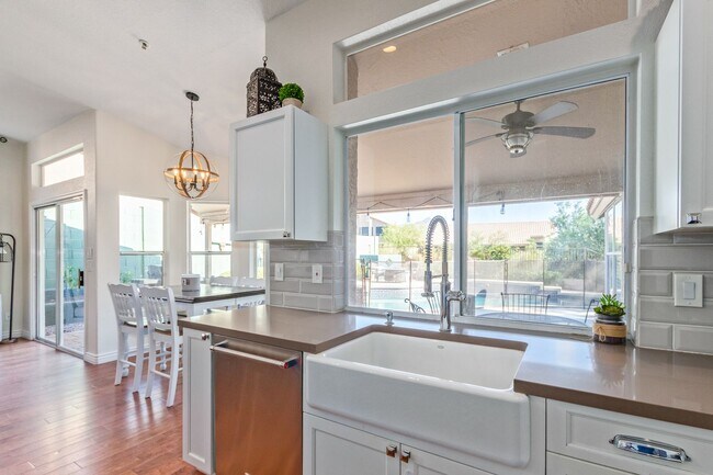 Building Photo - Come Settle In — This Scottsdale Gem Is Re...