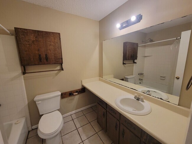 Building Photo - Home conveniently located