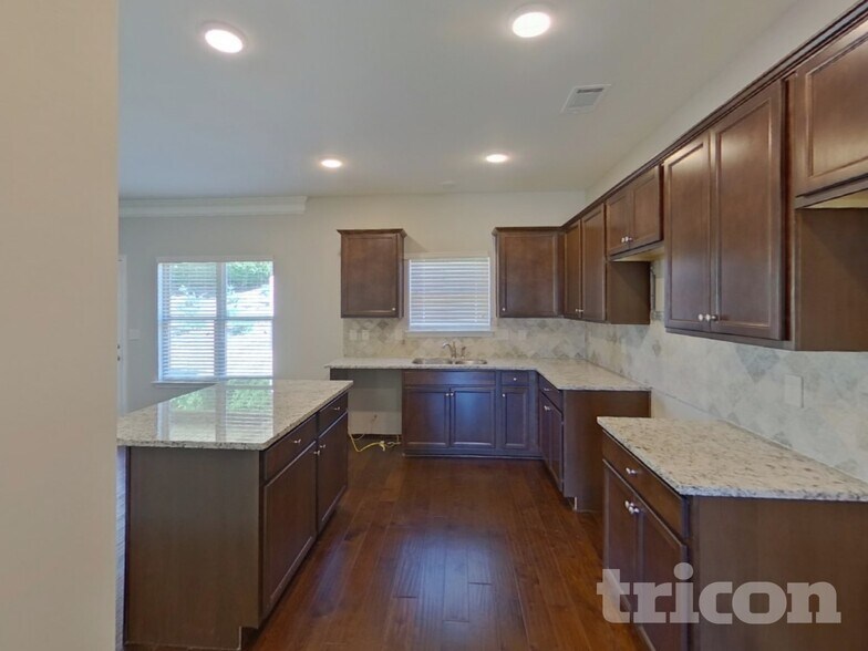 Building Photo - 671 Massey St