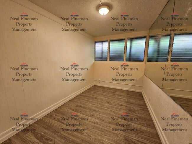 Building Photo - 4 BED, 1 BATH APARTMENT, TANDEM PARKING Electric Water included.