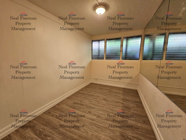 Building Photo - 4 BEDROOM, 1 BATHROOM APARTMENT, 2 TANDEM PARKING