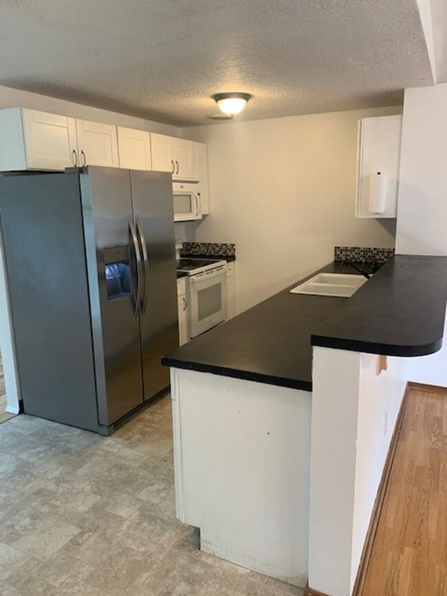 Building Photo - $2,500 Three Bedrooms, Two Baths Home with Private Back Yard, Ready To Lease!