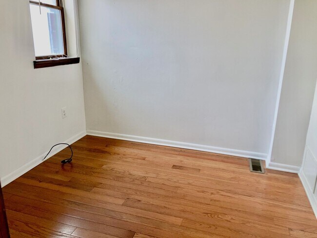 Building Photo - Marconi Plaza 3bd/2bth w/ Parking on Uniqu...