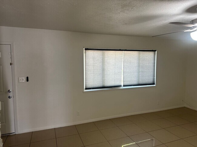 Building Photo - SE!!! Townhouse, Community Pool, Clubhouse...