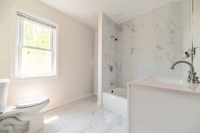 Building Photo - 156 Leicester Ct