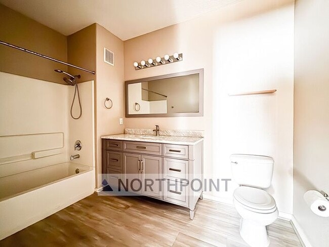 Building Photo - 2 Bed 2 Bath Condo - 9 foot ceilings with Mountain Views from deck!