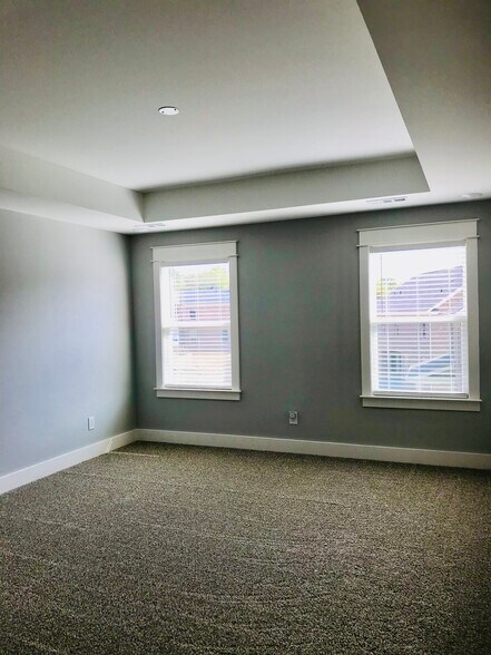 Building Photo - 3038 Oxford Dr