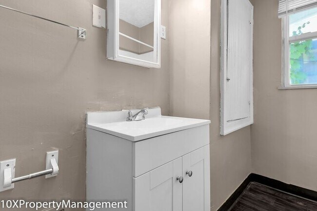 Building Photo - 498 N Champion Ave