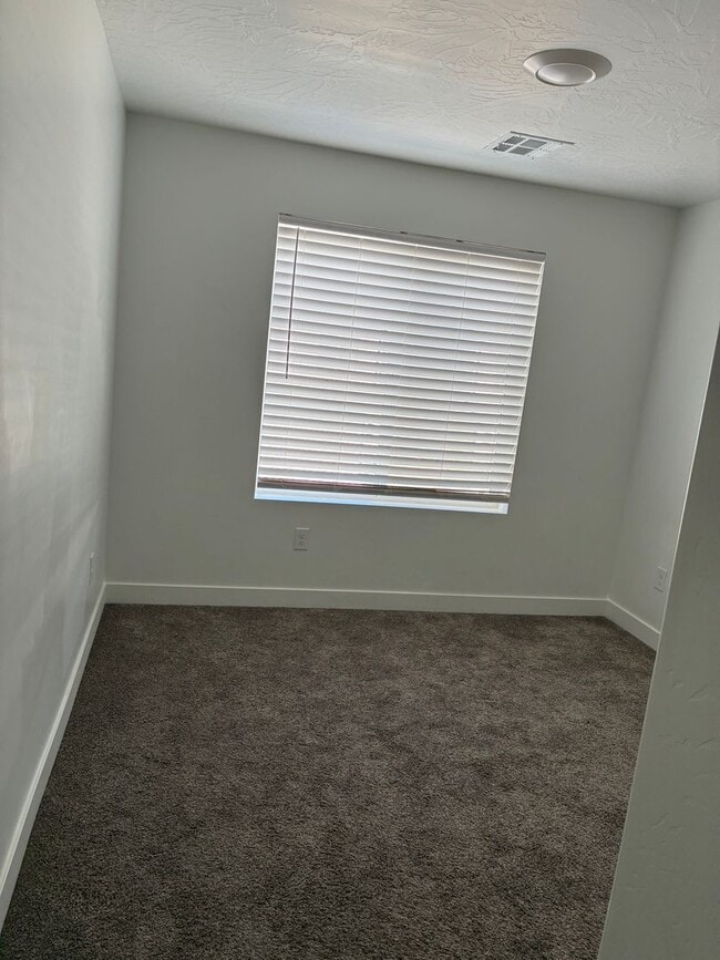 Building Photo - 3 Bedroom Townhome