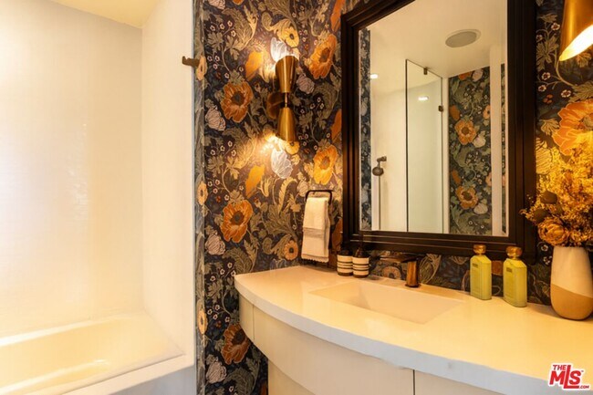 Building Photo - 1155 N La Cienega Blvd