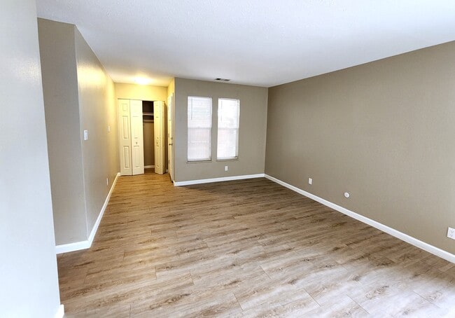 Building Photo - 5908 S Willow Way