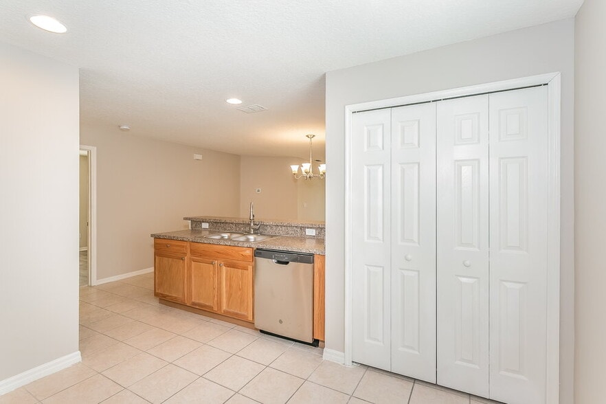 Building Photo - 2221 Heathwood Cir