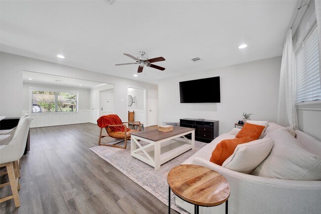 Building Photo - 4402 Fallbrook Dr