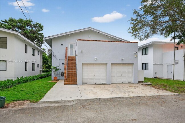 Building Photo - 537 Menendez Ave