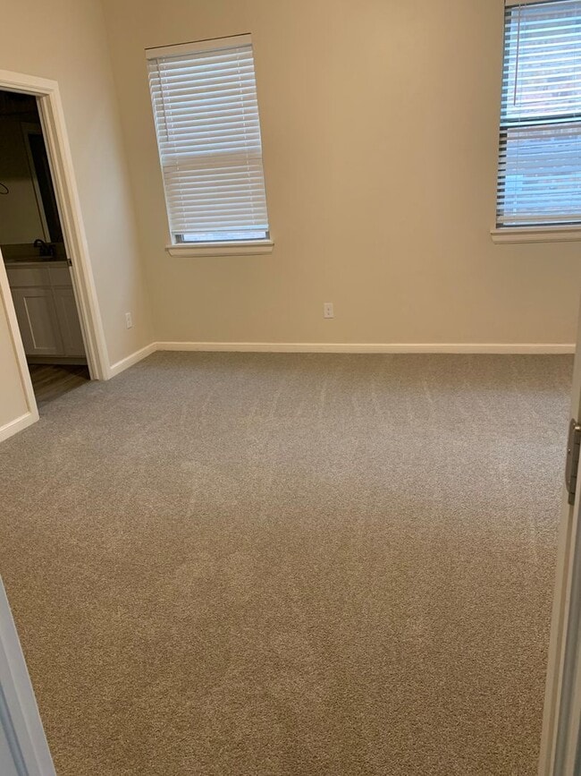 Building Photo - 3 bed, 2.5 bath home in the Enclave