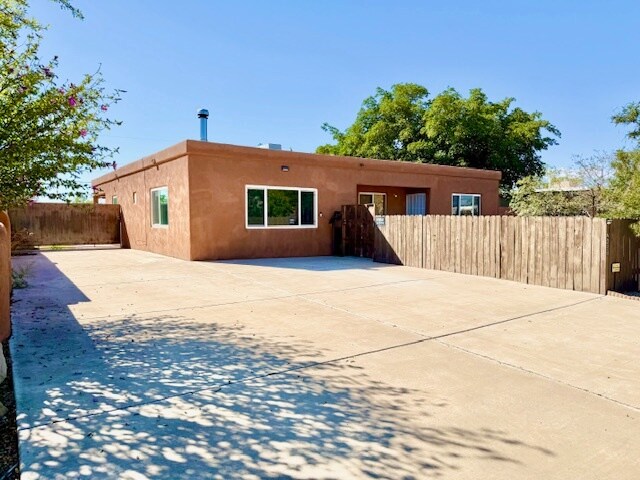 Primary Photo - 2433 Valencia Dr NE
