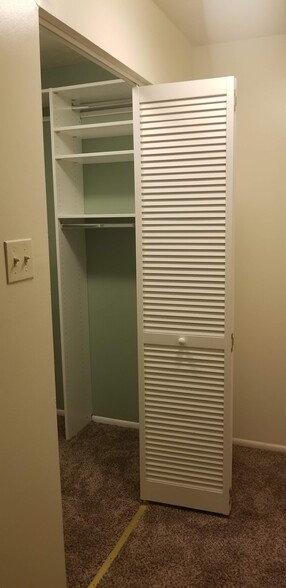 Walk-in Closet - 7812 Hanover Pky