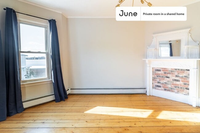 Building Photo - Room in Shared 4 bed/1 bath home